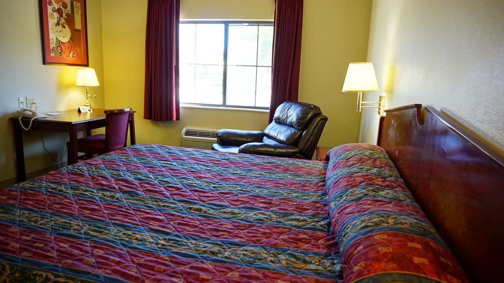 Wesley Inn Уичита Экстерьер фото